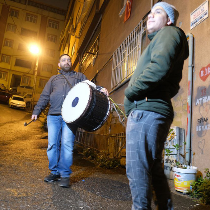 Davulcular manilerinde depremzedeleri unutmadı