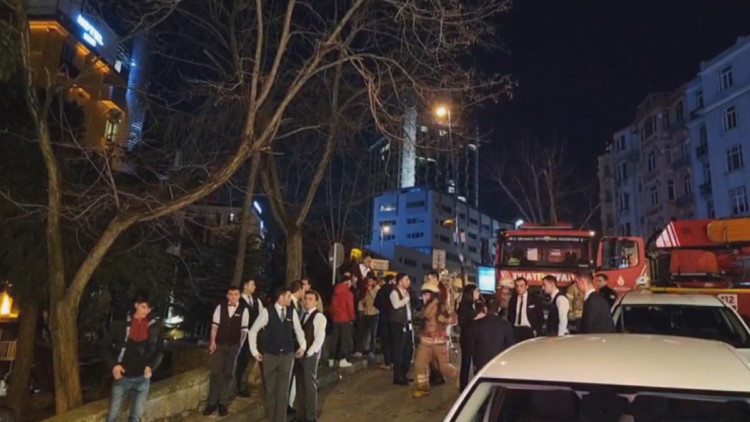 Beyoğlu'nda ünlü otelde yangın