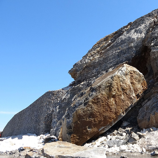 Bitlis-Tatvan kara yolunda kaya parçası yerinden koptu