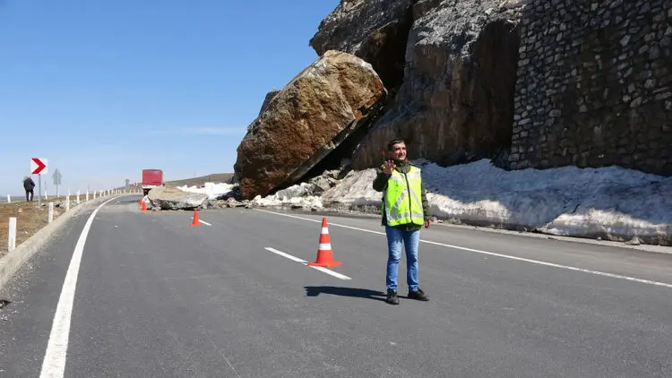 Bitlis-tatvan kara yolunda kaya parçası yerinden koptu