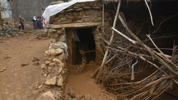 Bitlis'te sulama göleti taştı