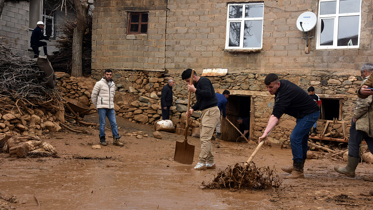Bitlis'te sulama göleti taştı