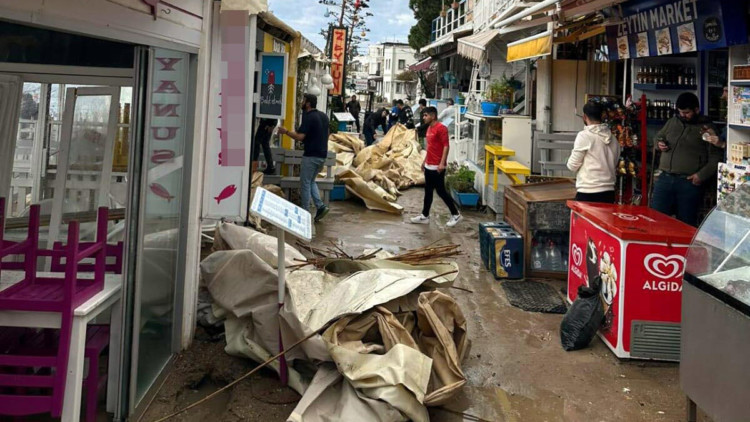 Bodrum'da fırtına ve dolu etkili oldu