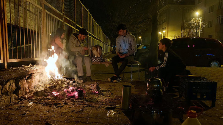 Bolu'da vatandaşlar geceyi sokakta geçirdi