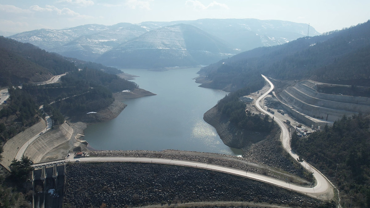 Bursa'da tarihinin en düşük seviyesine inen Doğancı Barajı ile dibi gören Nilüfer Barajı'ndaki su seviyesi, son bir haftada etkili olan yağışlar, Uludağ'daki karların erimesi ve su tasarrufu çağrıları ile arttı. Doğancı'da doluluk oranı yüzde 31'e, Nilüfer'de ise yüzde 4'e çıktı.