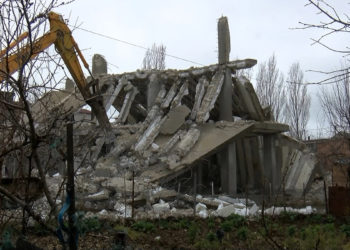Büyükçekmece'de kaçak yapılar yıkılıyor