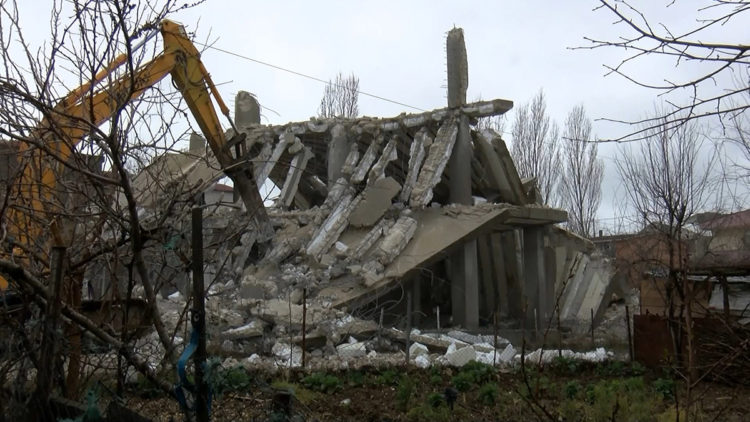 Büyükçekmece'de kaçak yapılar yıkılıyor
