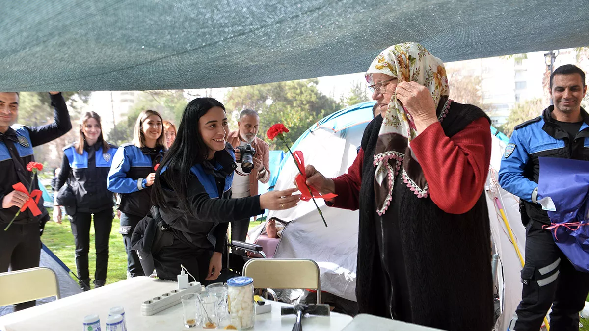 Çadırlarda kalan depremzede kadınlara karanfil verildi