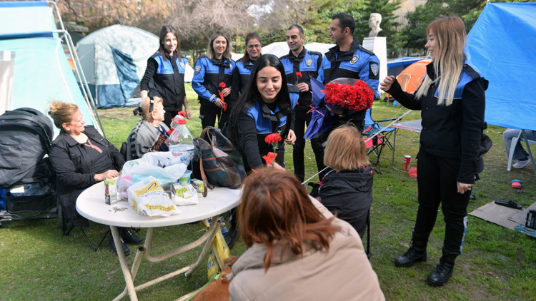 Çadırlarda kalan depremzede kadınlara karanfil verildi