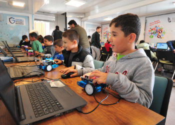 Çadırlarda yaşayan depremzede çocuklar için mobil sınıf