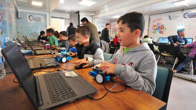 Çadırlarda yaşayan depremzede çocuklar için mobil sınıf