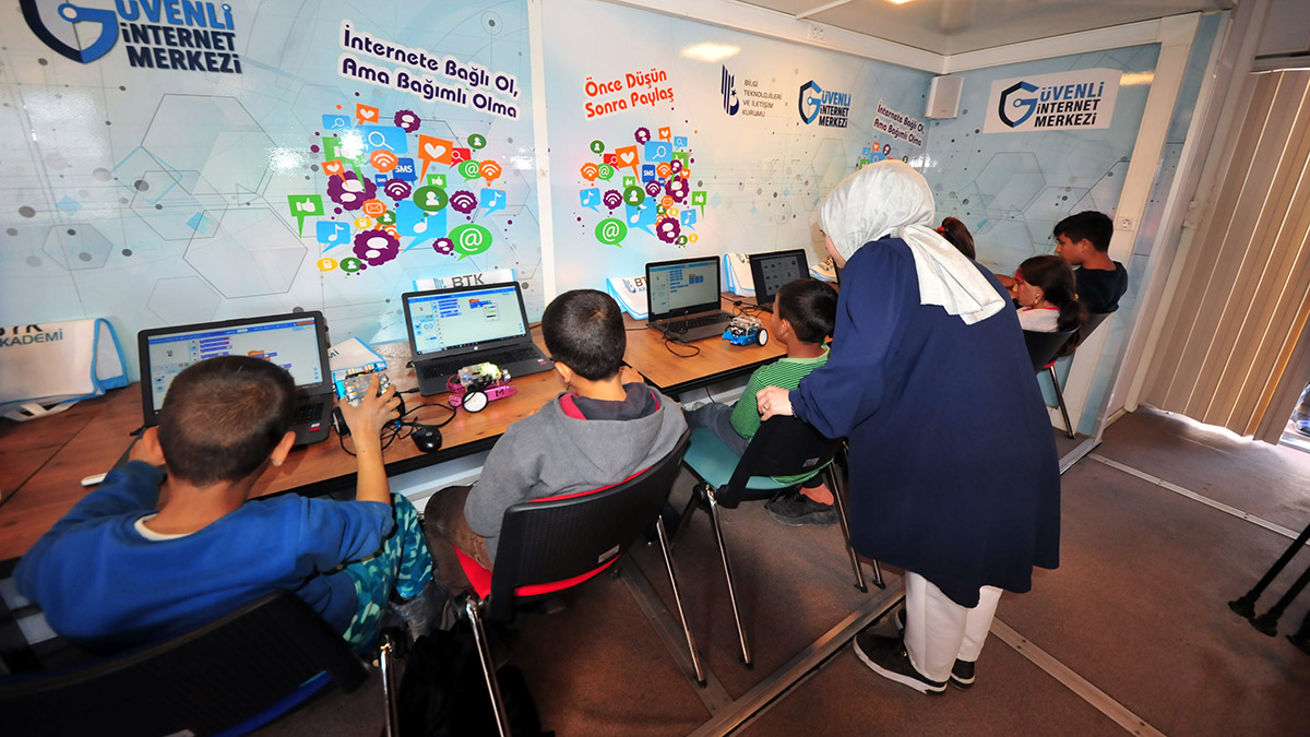 Çadırlarda yaşayan depremzede çocuklar için mobil sınıf