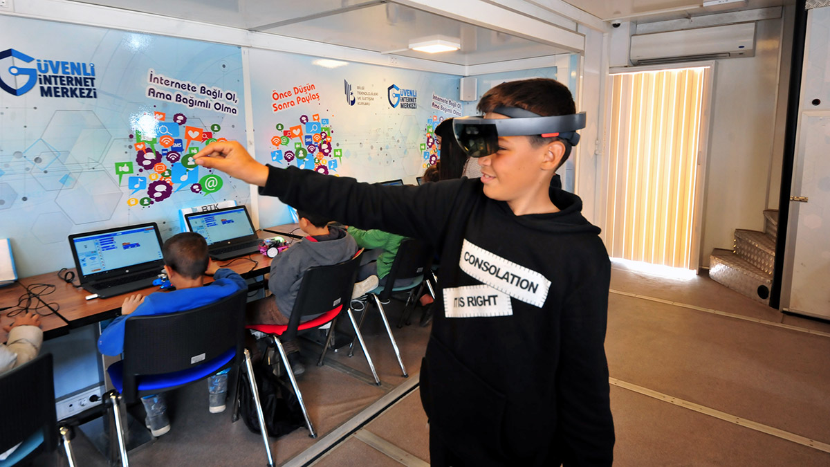 Hatay'da, çadırlarda yaşayan depremzede çocuklar için Bilgi Teknolojileri ve İletişim Kurumu (BTK) tarafından, robotik kodlama materyalleri bulunan mobil sınıfa dönüştürülen TIR, bölgeye ulaştı.