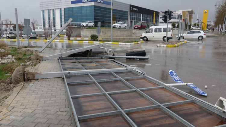 Çorum'da yağmur ve fırtına; Direkler devrildi