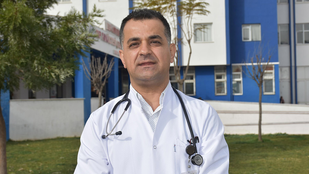 Deprem bölgesinde binlerce çocuğun tedavisini üstlenen Ege Üniversitesi Tıp Fakültesi Çocuk Sağlığı ve Hastalıkları Ana Bilim Dalı Öğretim Üyesi Çocuk Acil Bilim Dalı Başkanı Prof. Dr. Eylem Ulaş Saz, Bulaşıcı hastalıklar olabileceğini söyledi.