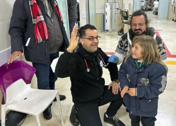 Deprem bölgesinde binlerce çocuğun tedavisini üstlenen Ege Üniversitesi Tıp Fakültesi Çocuk Sağlığı ve Hastalıkları Ana Bilim Dalı Öğretim Üyesi Çocuk Acil Bilim Dalı Başkanı Prof. Dr. Eylem Ulaş Saz, Bulaşıcı hastalıklar olabileceğini söyledi.