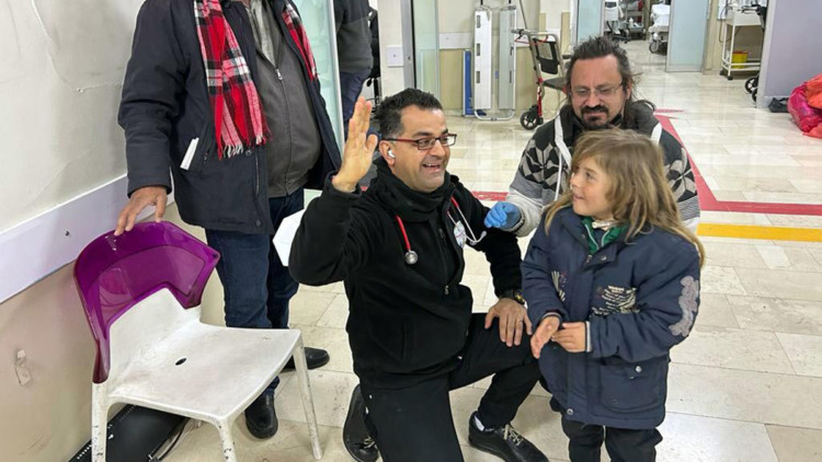 Deprem bölgesinde binlerce çocuğun tedavisini üstlenen Ege Üniversitesi Tıp Fakültesi Çocuk Sağlığı ve Hastalıkları Ana Bilim Dalı Öğretim Üyesi Çocuk Acil Bilim Dalı Başkanı Prof. Dr. Eylem Ulaş Saz, Bulaşıcı hastalıklar olabileceğini söyledi.