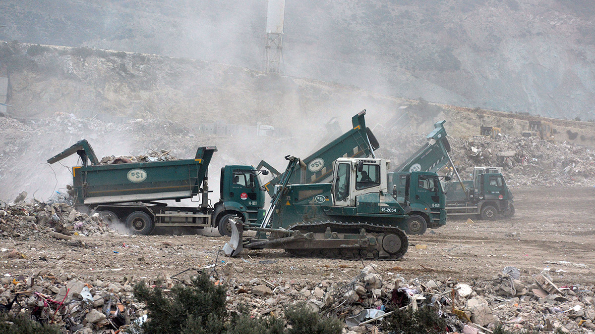 Çevre Mühendisleri Odası Antalya Şubesi Başkanı Derya Ünver, deprem felaketinin ardından 80 milyon ton ile 208 milyon ton arasında yıkıntı atığı oluşmasının beklendiğini belirterek, yıkım ve enkaz kaldırma sırasında oluşan toza dikkat çekti.
