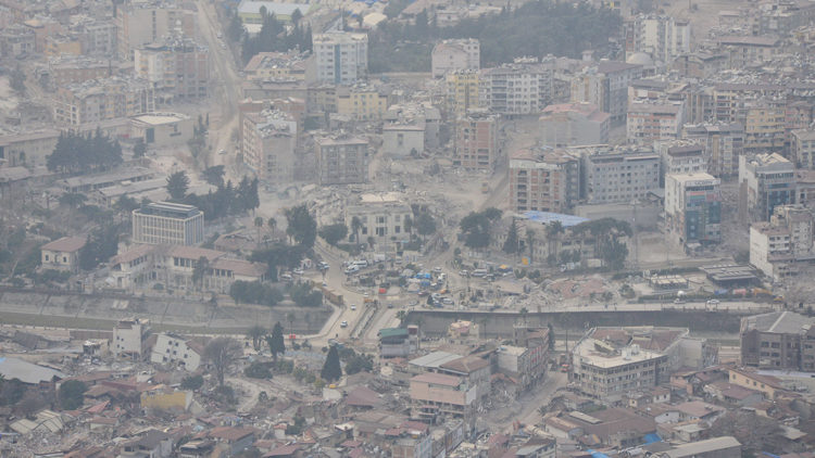 Enkaz kaldırma sırasında oluşan toza dikkat