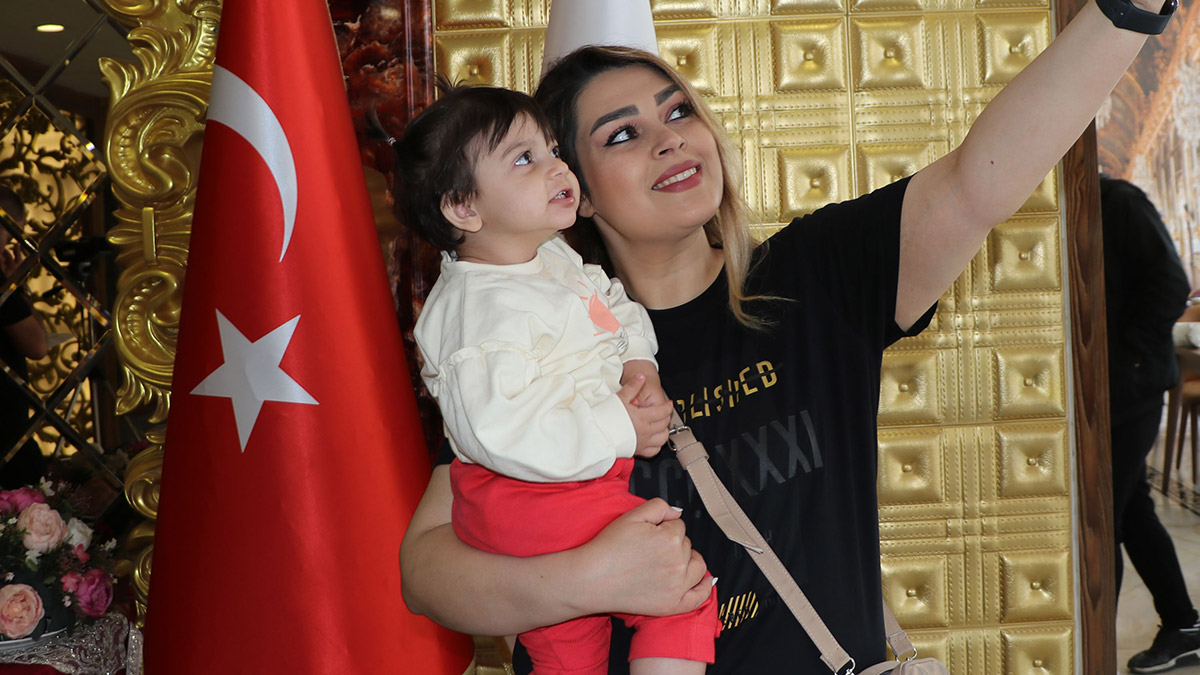 Ülkelerindeki 14 günlük Nevruz tatilini geçirmek için Van'a gelen İranlı turistleri deprem tedirgin etti.