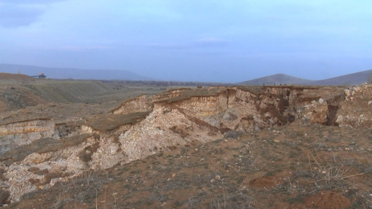 Afşin'de bir arazide dev yarıklar oluştu