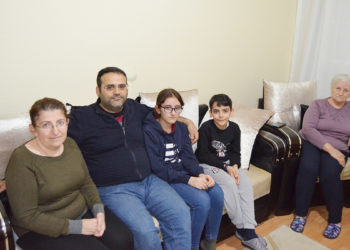 Şiddeti biraz durulunca hemen kendimizi dışarı attık