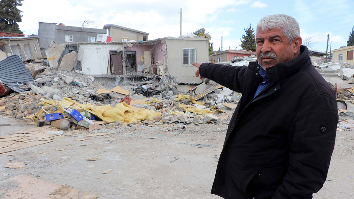 Depremzede Veysel Parlaksu, "Bütün dolaplar devrildi. Düşen eşyaları kaldırayım, derken çok zaman geçti. Deprem durduktan sonra zor bela dışarı çıktık. Buradan çıkışımız, bir mucizeydi" dedi.