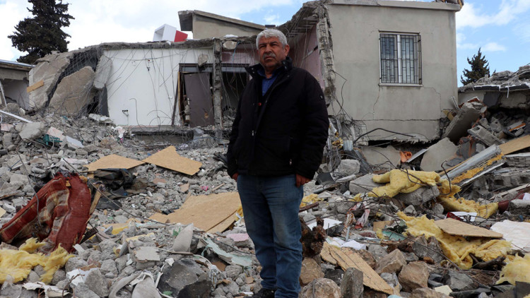 Deprem durduktan sonra zor bela dışarı çıktık