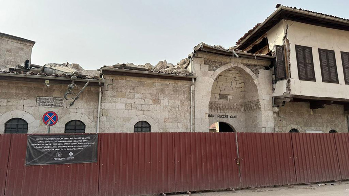 Oxford Üniversitesi'nde tarihi yapıların inşası üzerine deneysel çalışmalarda bulunan Gazi Üniversitesi İnşaat Mühendisliği Bölümü öğretim görevlisi Dr. Anıl Özdemir, Hatay'a giderek depremde hasar gören tarihi yapılarda inceleme yaptı. Özdemir, depremde hasar gören tarihi yapılarda genellikle restorasyon hatası olduğunu söyledi.