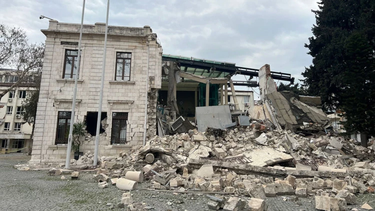 Depremde hasar gören tarihi yapılarda restorasyon hatası