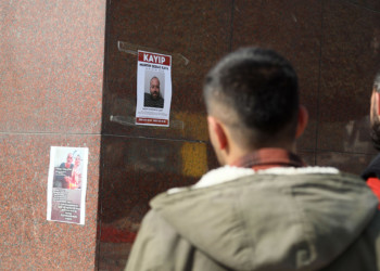 Depremde kaybolan yakınlarını ilanla arıyorlar