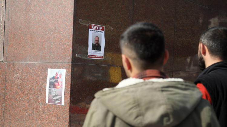 Depremde kaybolan yakınlarını ilanla arıyorlar