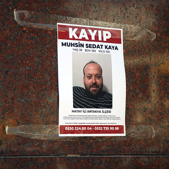 Depremin en çok yıkım ve can kaybına neden olduğu şehirlerden Antakya'da yaşayanlar, depremde kaybolan yakınlarını ilanla arıyorlar.