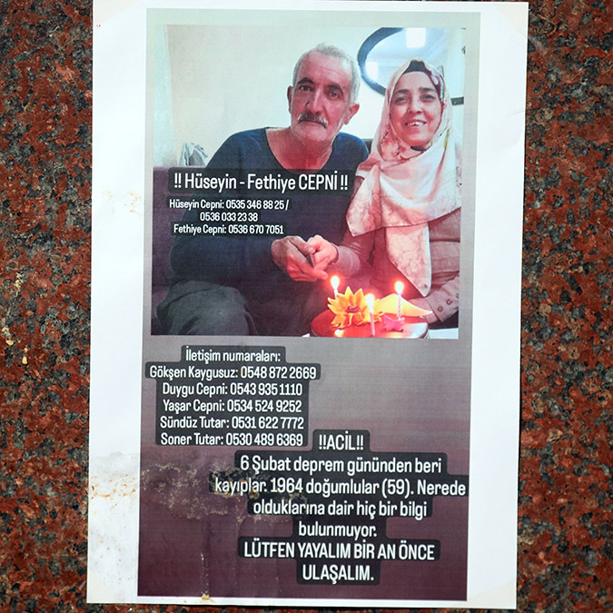 Depremde kaybolan yakınlarını ilanla arıyorlar