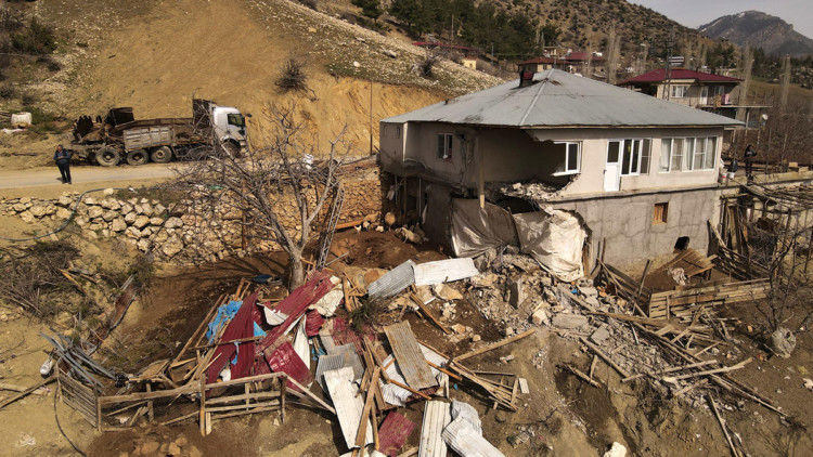 Kaya parçası mahalleye düştü; 70 küçükbaş hayvan öldü