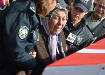 Depremde yaşamını yitiren polis memuru eşi ve 2 kızı defnedildi