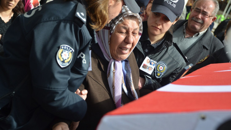 Depremde yaşamını yitiren polis memuru eşi ve 2 kızı defnedildi