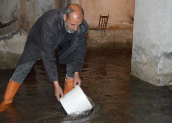 Deprem sonrası apartmanın bodrumu yer altı suyu ile doldu