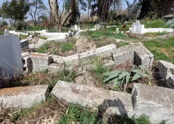Depremlerde 50 mezarın kaybolduğu iddia edildi