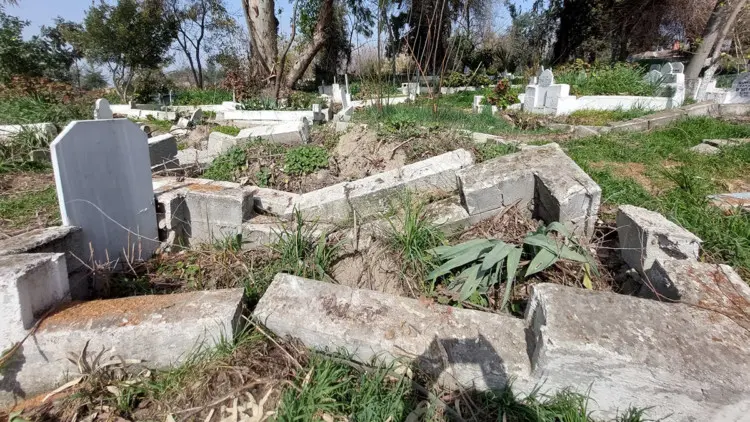Depremlerde 50 mezarın kaybolduğu iddia edildi