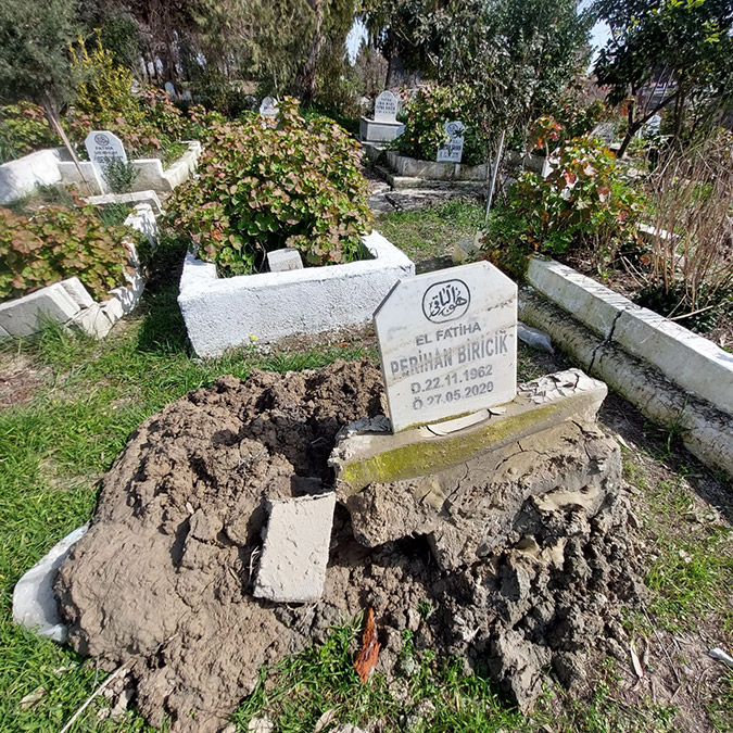 Depremlerde 50 mezarın kaybolduğu iddia edildi