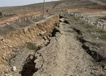 Malatya'da depremler ve artçı sarsıntılar yarıklar oluşturdu