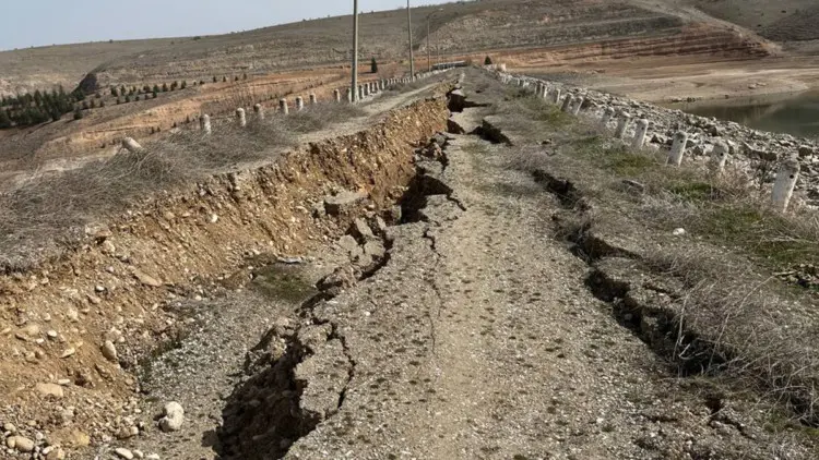 Malatya'da depremler ve artçı sarsıntılar yarıklar oluşturdu