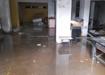 Depremde iş yerine sığınan çift su baskınına maruz kaldı
