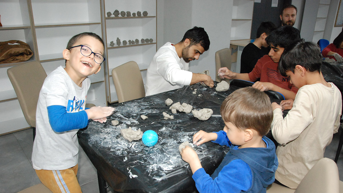 Bartın Üniversitesi Çocuk Eğitimi Uygulama ve Araştırma Merkezi'nce depremzedelerin yerleştirildiği yurtta, haftanın 3 günü çocuklara 12 farklı branşta eğitimler veriliyor.