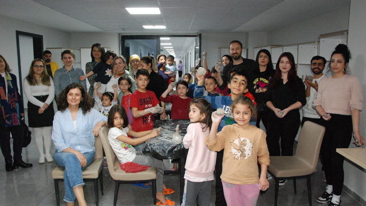 Depremzedelerin yerleştirildiği yurtta 12 farklı branşta eğitim