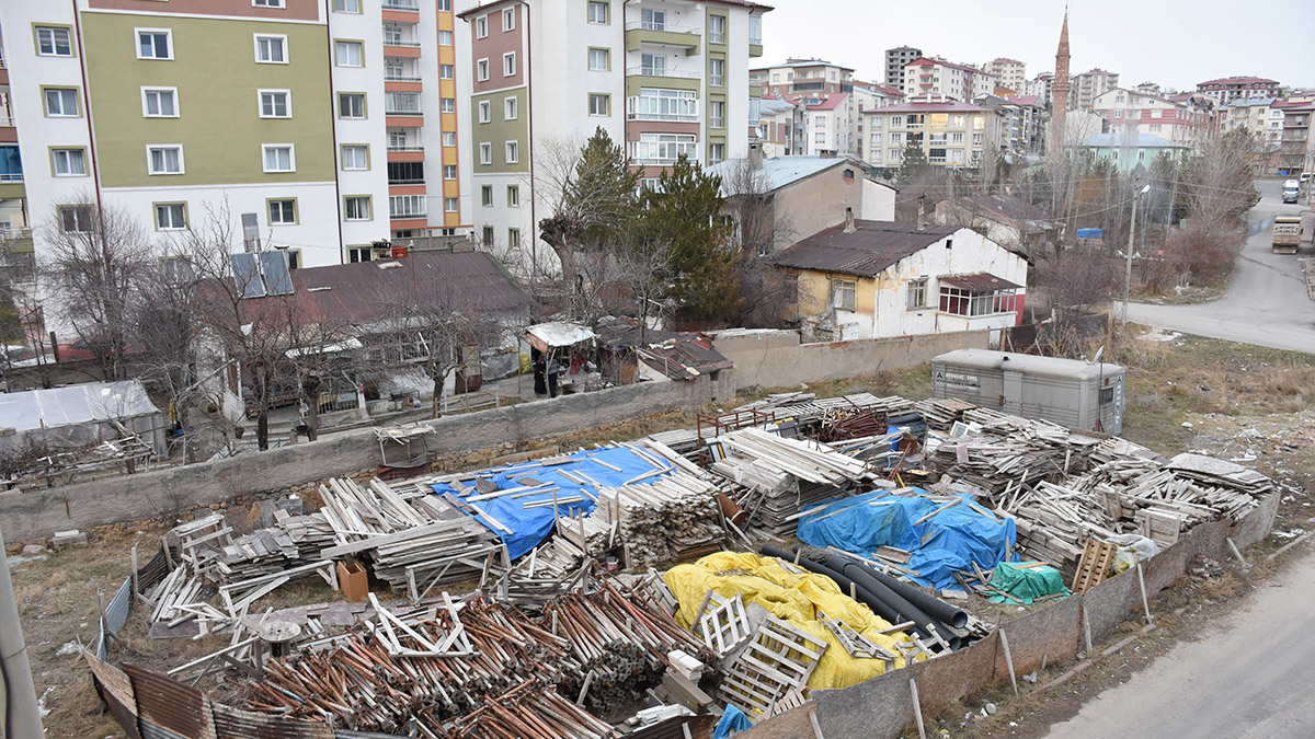 Kahramanmaraş merkezli depremlerin ardından afetzedelerin akın ettiği Sivas'ta kiralık dairelerin tamamı doldu; konut sıkıntısı başladı.