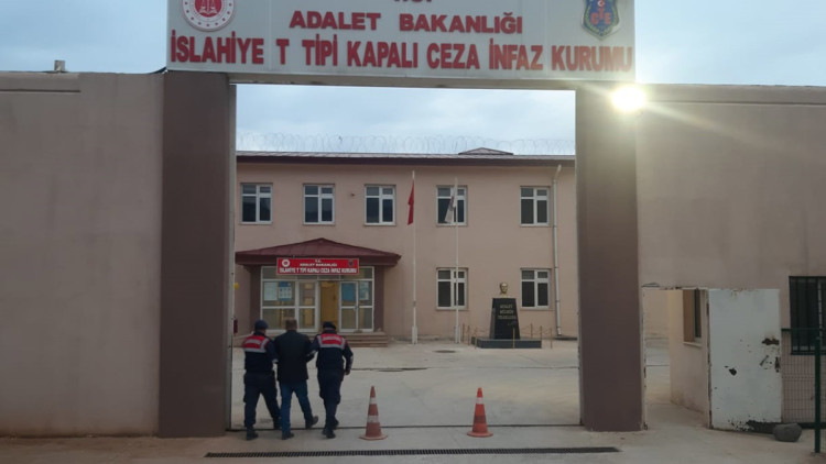 Depremzedelere getirilen çadırları çalan görevli tutuklandı