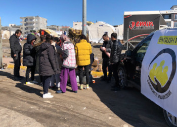 Dil Okulları deprem bölgesinde sıcak yemek dağıttı