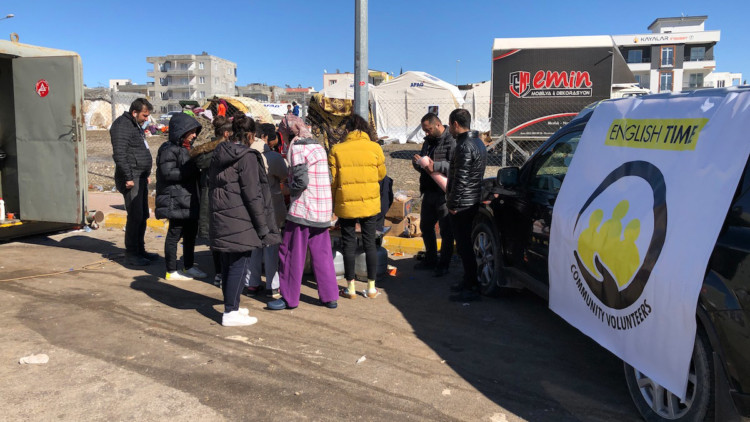 Dil Okulları deprem bölgesinde sıcak yemek dağıttı